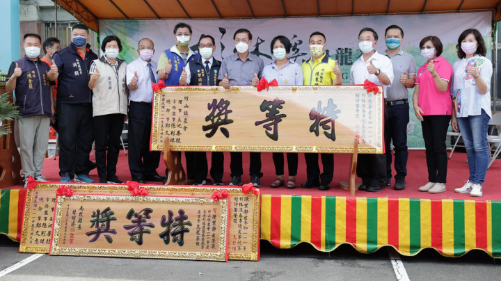 2022年杉林溪春茶競賽頒獎典禮及竹山鎮農特產品展售促銷活動29日登場，南投縣長林明溱（右7）出席，頒獎表揚榮獲春茶競賽特等獎的茶農。（南投縣政府提供）