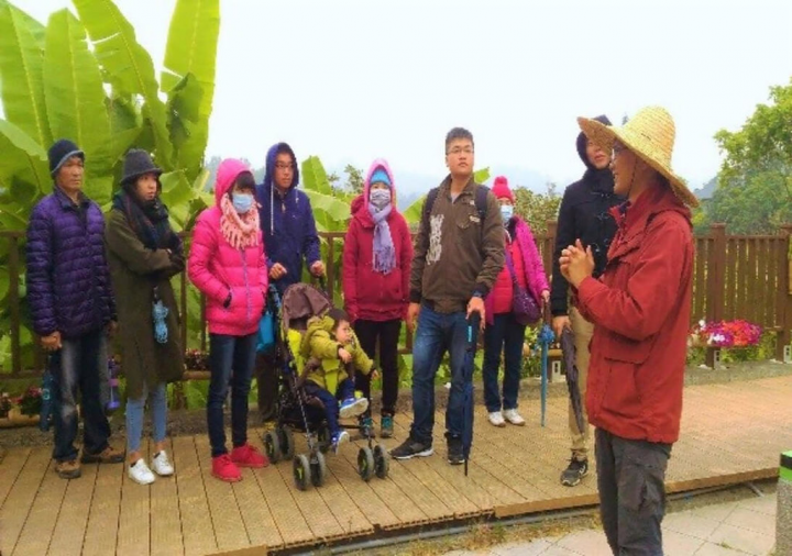 高雄燕巢金山里居民結合環保小學堂、農村DIY體驗及鐵馬驛站，規劃出泥火山惡地巡禮、一日果農芭樂體驗、古早土角厝及雞冠山生態踏查4條生態旅遊行程，提供來訪民眾體驗低碳生活。（高雄市政府提供）