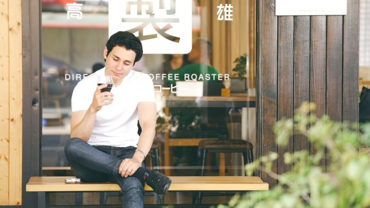 文化總會推出「福爾摩沙進香團」Vlog系列影片計畫，邀請8國網紅透過影片開箱台灣之美，第2集邀請來自宏都拉斯的男模費南多帕馬（Fernando Palma Hn）探訪台灣咖啡產業。（文總提供）