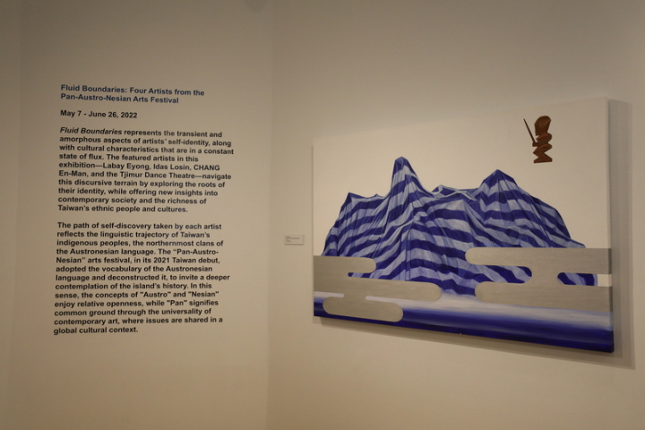 美國華府希利爾藝廊5月7日起將展出4組台灣當代原住民藝術家作品，包括太魯閣族及泰雅族藝術家宜德思・盧信的「封島」（圖），她運用蘭嶼達悟族拿藍白帆布把拼板舟蓋起來的「保護」概念，傳達應讓島嶼休息。