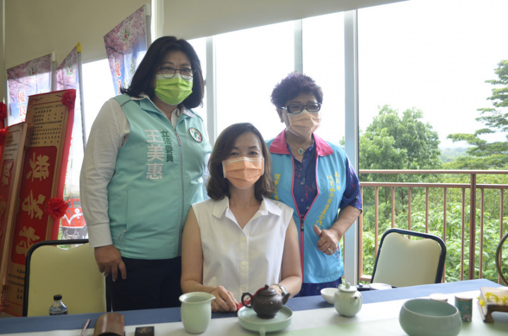 阿里山茶葉生產合作社2022年春季優良茶比賽28日在嘉義頒獎，新品種組特等獎由越南籍新住民盧麗兒（中）奪下，她20年前踏入茶產業，從泡茶、賣茶、種茶學起，今年首度獲獎。圖左為民進黨立委王美惠。