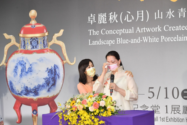 擅長山水青花瓷創作的藝術家卓麗秋（右）在台北中正紀念堂舉辦「心月意境：卓麗秋（心月）山水青花瓷個展」，30日並出席開幕記者會，致詞分享創作心路歷程，一度哽咽落淚。