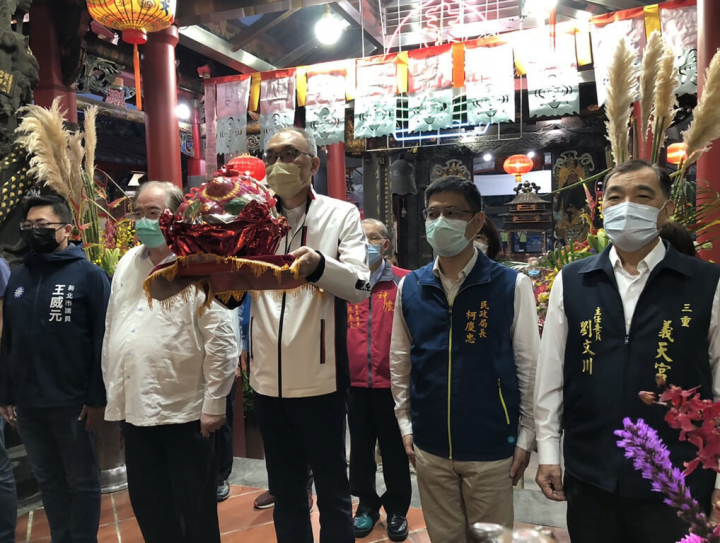 新北市定古蹟先嗇宮舉辦年度盛事「神農文化祭」，今年邁入第22屆，新北市副市長謝政達（前右3）等人21日晚間共同為活動揭開序幕。（新北市民政局提供）