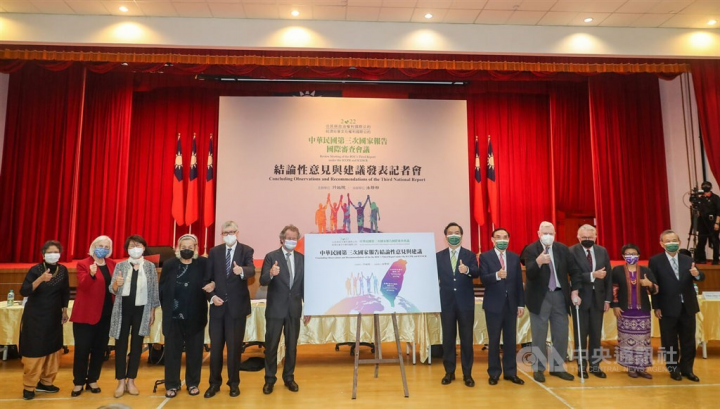 Taiwan officials and a panel of experts behind Friday's report pose for a photo when the annual report was released in Taipei. CNA photo May 13, 2022