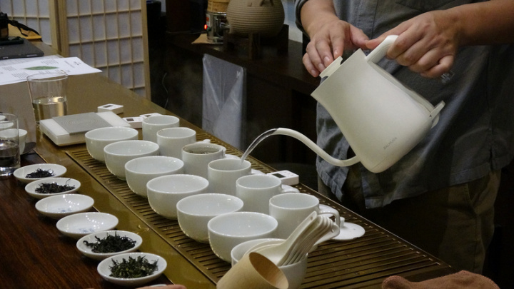 泰國人猜也彭（Chaiyaporn Chuchanan）在曼谷開班授課，教導泰國人關於台灣茶的知識，圖為他正在用熱水沖茶葉。