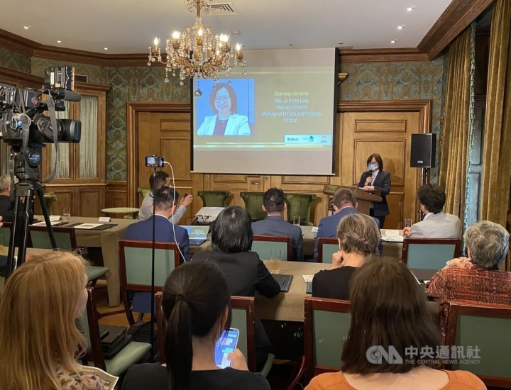 Deputy Health Minister Lee Li-feng (back, standing) speaks at a forum co-hosted by TaiwanICDF, United States Agency for International Development and Norwegian Refugee Council in Geneva Tuesday. CNA photo May 25, 2022