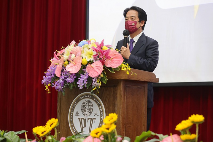 賴清德副總統21日下午出席「國立臺灣大學110學年度物理治療學系暨研究所撥穗典禮及老人與長期照護學分學程結業典禮」