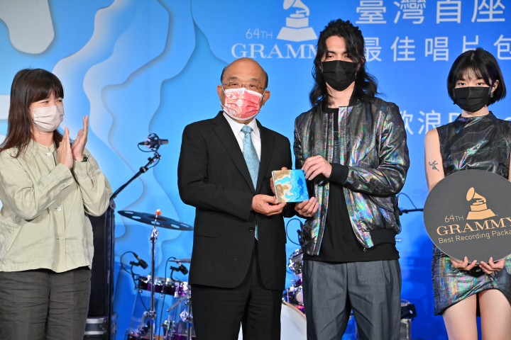 李政瀚設計師致贈獲獎專輯CD予院長