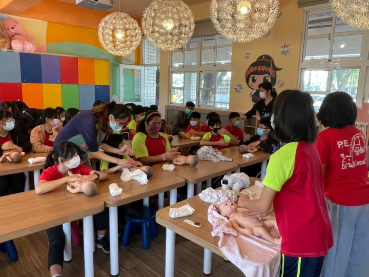 臺東縣卑南國中學生一日褓姆體驗活動，在寶貝屋中學習Baby照護