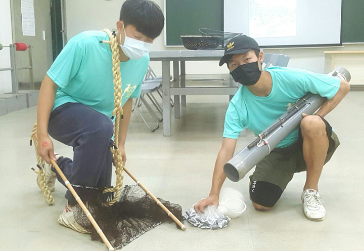  國立澎湖高級海事水產職業學校21日舉行百週年校慶活動，馬公市公所協助在校內舉辦校慶園遊會，各科也分別推出體驗活動，展現教學成果，學生體驗漁民早年傳統漁撈。