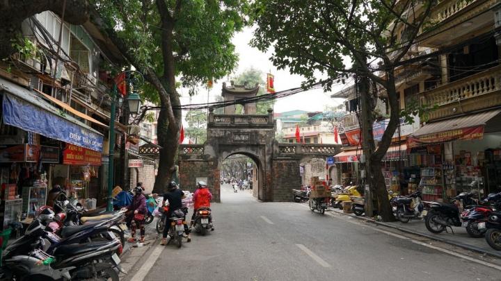 越南河內滿街熙來攘往的汽車與機動車，給人混亂、吵雜的第一印象，長期觀察與記錄河內常民生活的作家阮尚貴形容：「河內像一個含有很多秘密的盒子，讓大家從不同角度打開」。（公視提供）