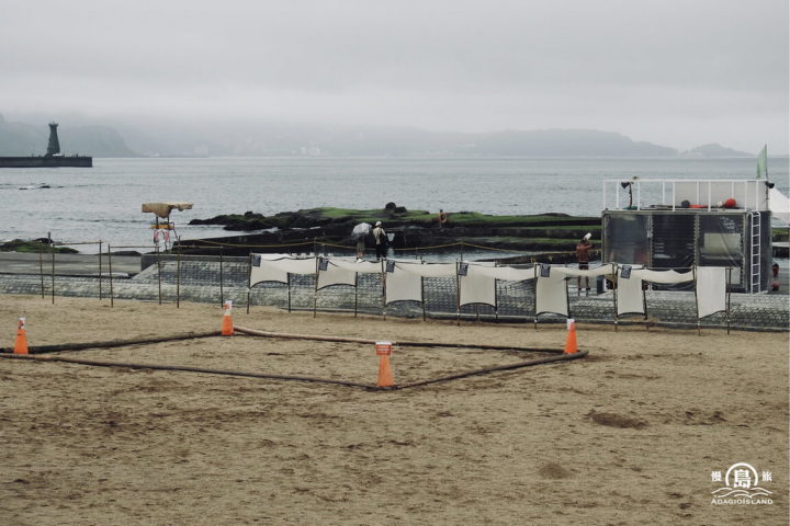 基隆市和平島公園近期有小環頸鴴產卵，園方在部分沙灘四周設三角錐張貼告示，並用漂流木圍起，讓小環頸鴴不受干擾安心孵蛋。（和平島公園及慢島旅提供）