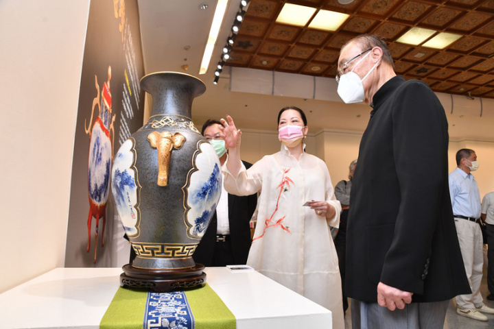 藝術家卓麗秋（前右2）推出「心月意境：卓麗秋（心月）山水青花瓷個展」，30日在台北中正紀念堂舉行開幕記者會，退輔會主委馮世寬（前右）也到場支持，參觀展品。