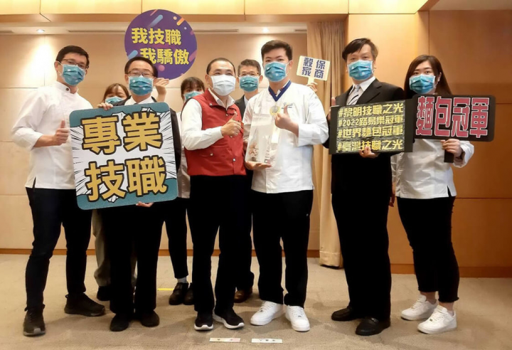 黎明技術學院專技助理教授徐紹桓（右3）團隊，獲法國路易樂斯福世界盃麵包大賽團體冠軍，4日在新北市政會議，獻獎給市長侯友宜（前左3）。（新北教育局提供）