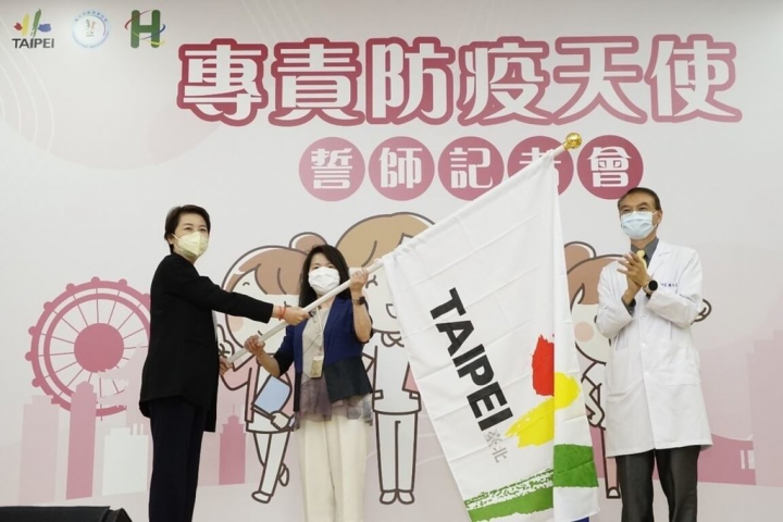 台北市政府發布專責護理師招募令，共錄取50名「防疫天使」，23日舉行授旗及授證儀式。（台北市政府提供）