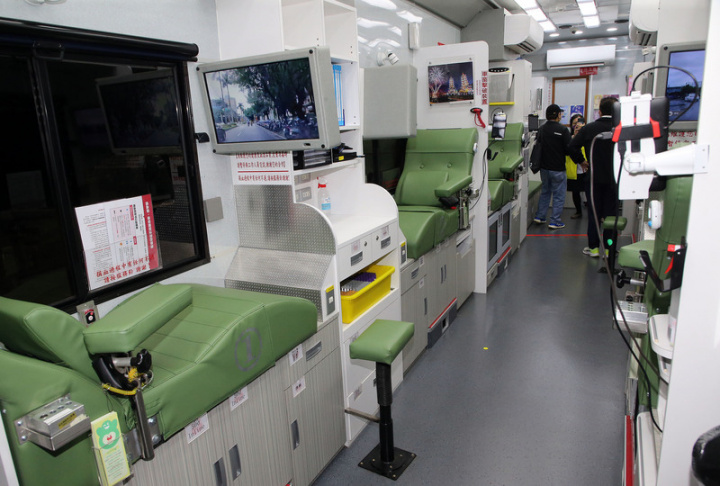 小英之友會22日在台北舉辦「小英號捐血車、血液運送車捐贈啟用典禮」記者會，環保無動力捐血車配備外接電源，大幅減少碳排放，車內空間也比傳統捐血車寬敞，總共可容納6座捐血床，既可以減少空汙，也能提升捐血效率。