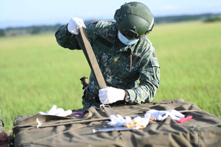 陸軍裝甲586旅聯兵三營官兵拆解傘具。（陸軍第10軍團提供）