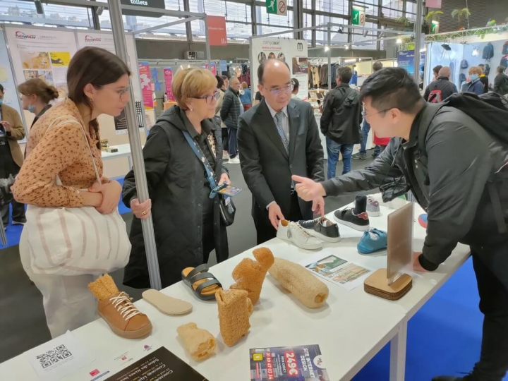 巴黎國際發明展與國際博覽會攜手舉辦，吸引世界遊客參與。美國國際氣候組織R20的薩班（Michèle Sabban）對絲瓜絡作品非常有興趣。台灣廠商以絲瓜絡代替氣泡布，並當作鞋撐及鞋墊，低碳足跡。（徐捷中提供）