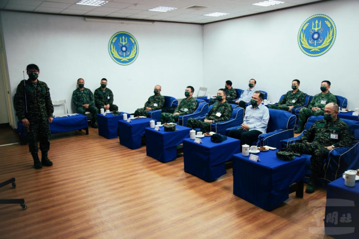 海軍司令劉上將及國防部副參謀總長鄭中將、海巡署署長周先生聽取任務簡報。（軍聞社記者林庭暉攝）