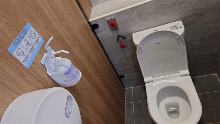 國內COVID-19（2019冠狀病毒疾病）疫情嚴峻，高雄市立大同醫院提醒，坐式馬桶坐墊容易累積病菌，有些人會用衛生紙擦拭馬桶坐墊，但若未搭配酒精或消毒水，沒辦法達到消毒殺菌。（大同醫院提供）