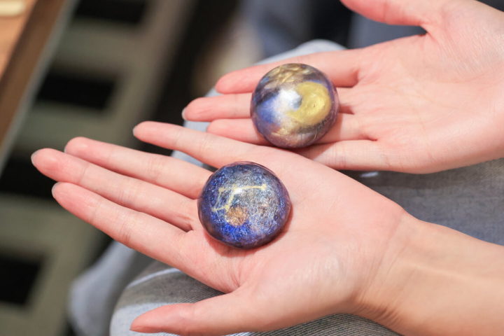 花蓮縣政府推動天文旅遊，結合星空美景及在地產業，上半年開設2梯次「天文旅遊解說培訓課程」，並以「皂訪．星河」活動，邀學員完成獨一無二的星空寶石皂。（花蓮縣政府提供）