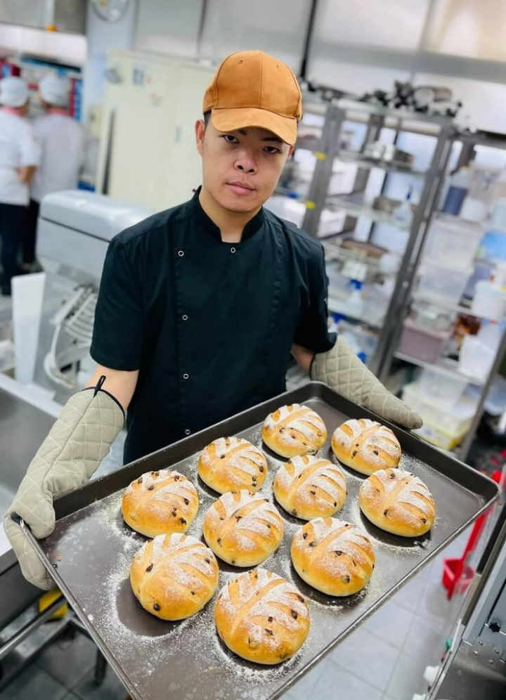 黎明技術學院專技助理教授徐紹桓團隊，獲法國路易樂斯福世界盃麵包大賽團體冠軍，4日在市政會議獻獎。圖為徐紹桓推「藝術麵包」課程，內容別出心裁。（新北教育局提供）