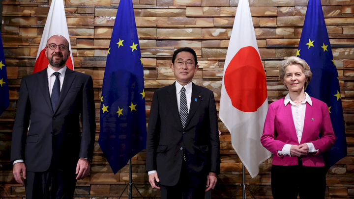 歐盟執行委員會(European Commission )主席范德賴恩(Ursula von der Leyen)(右 )、歐洲理事會(European Council)主席米歇爾(Charles Michel)(左)和岸田文雄(中)在東京舉行的聯合記者會。（圖:consilium.europa.eu)