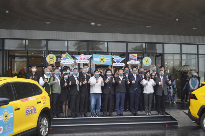 為提升離島客運服務，台灣港務公司耗資新台幣2.38億元新建布袋商港旅客服務中心，16日正式啟用，嘉義縣長翁章梁（前排右4）、民進黨立委蔡易餘（前排右6）等人前來祝賀並合影。