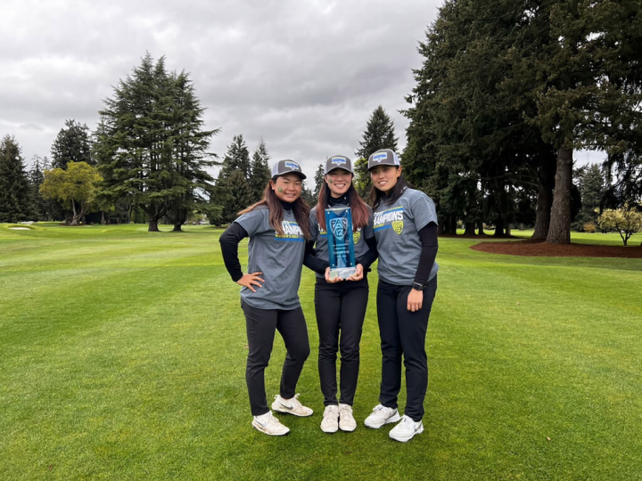 俄勒岡大學女子高球校隊3名台灣運動員盧昕妤（右）、林子涵（中）和陳靜慈（左）全力以赴與隊友合作在4月20日閉幕的2022太平洋12校聯盟錦標賽為校爭光，獲得個人和團體冠軍獎。（林子涵提供）