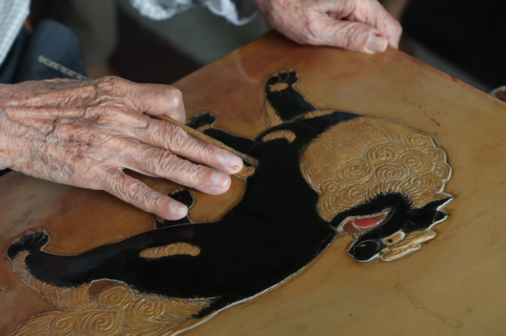 漆藝家王清霜獲頒第41屆行政院文化獎，他自15歲接觸漆藝，如今高齡百歲仍持續創作。