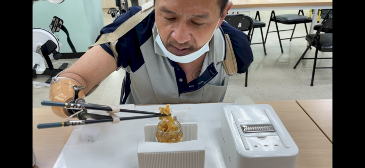 阿喜雙臂截肢，陽光治療師製作輔具助自立生活。(陽光基金會提供)