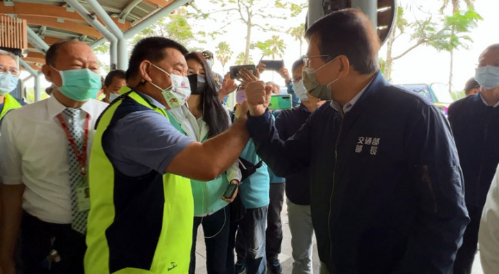 交通部長王國材（前右）1日上午到台東火車站關心類火車運輸狀況，與台鐵工會台東分會理事長張博翔（前左）當面溝通。