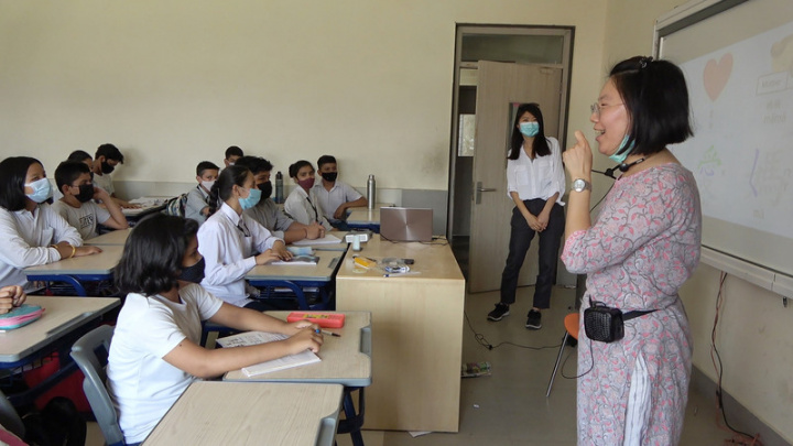 來自台灣的黃婉亭老師（右），12日在拉姆賈斯國際學校為學生上華語課。