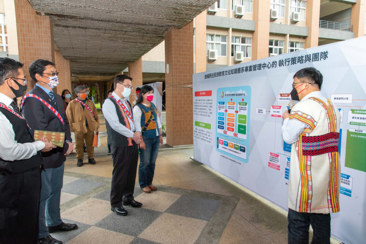 原民會「建構原住民族教育文化知識體系專案管理中心」由國立東華大學承辦，原民會主委夷將．拔路兒Icyang．Parod（前左3）3日主持揭牌，並聽取跨領域的工作團隊說明。（原民會提供）