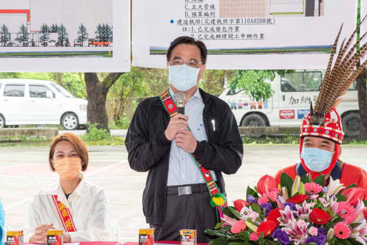 花蓮壽豐鄉第2座聚會所4日在豐山德洛部落動工，預計111年11月底完工，原民會主委夷將‧拔路兒（Icyang‧Parod）（中）出席動土祈福典禮致詞。（原民會提供）