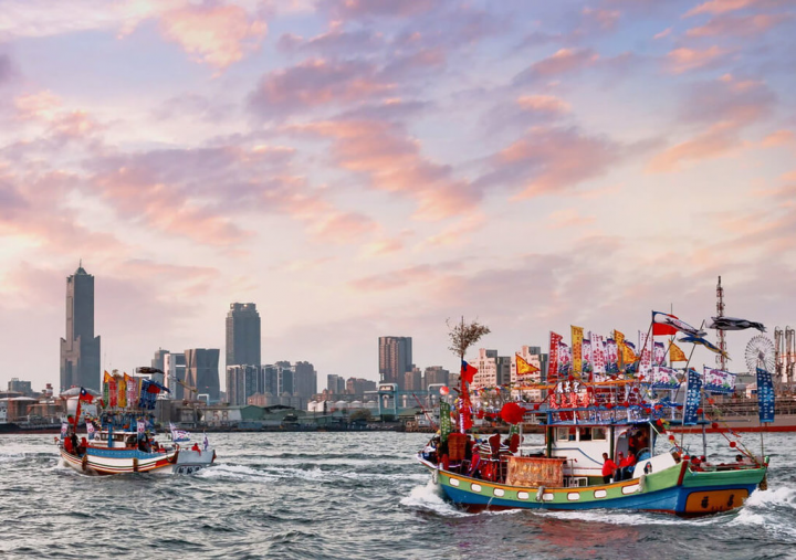 高雄林園鳳芸宮的媽祖婆，有著全台最大規模海上巡境，是全台聞名的「海巡媽」，廟方會組織船隊進行海上巡香、祈求風調雨順。（高雄市政府提供）