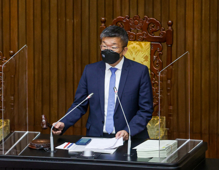 立法院會30日三讀修正通過公務人員保障法部分條文，修正加班定義及補償方式等，例如明定公務人員補休假應於機關規定的補休假期限內補休完畢，補休假期限至多為2年。圖為立法院副院長蔡其昌敲下議事槌宣布通過。