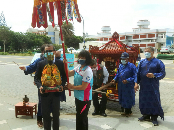 澎湖文澳祖師廟所供奉的清水祖師爺7日參與博物館 月「澎博寶藏，嶼民共享」系列活動，由澎湖縣政府 文化局長洪棟霖（前左）扶尊安座，供民眾擲筊祈 福。