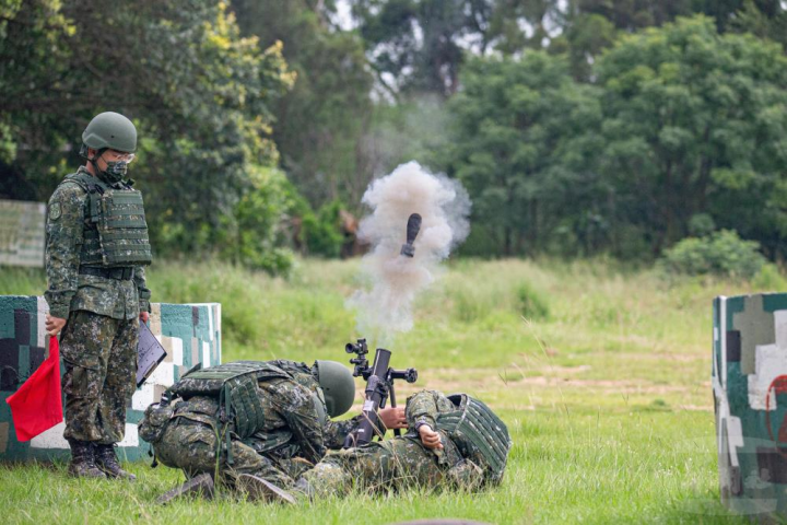 臺中市後備旅新制14天教育召集訓練23日實施60迫砲訓練模擬彈射擊。（軍聞社記者卓以立攝）