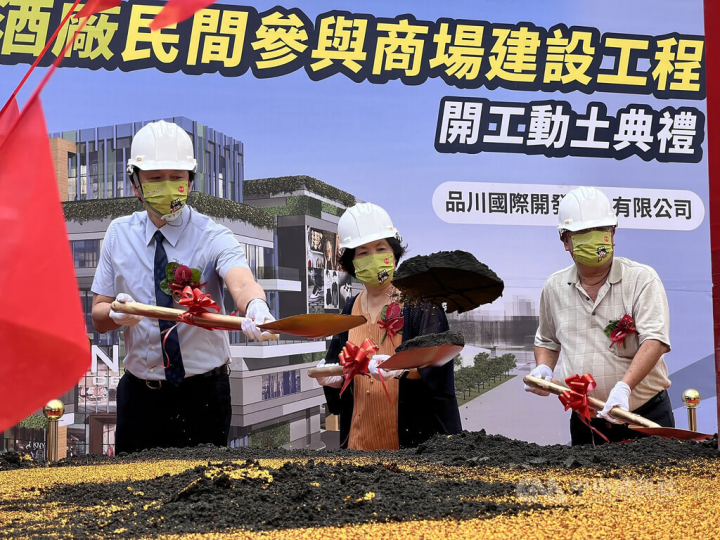 屏東市舊酒廠停車場整體開發興建移轉營運案29日進行動土典禮，由品川國際開發股份有限公司董事李宗熹（左起）、屏東副縣長吳麗雪、屏東代理市長程清水參與動土儀式。
