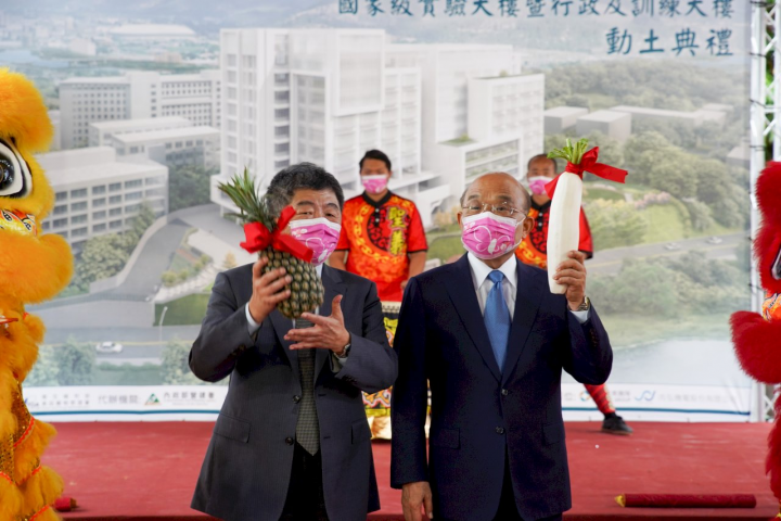 行政院長蘇貞昌(右)與衛福部長陳時中(左)出席食藥署國家級實驗大樓動土典禮。(食藥署提供)