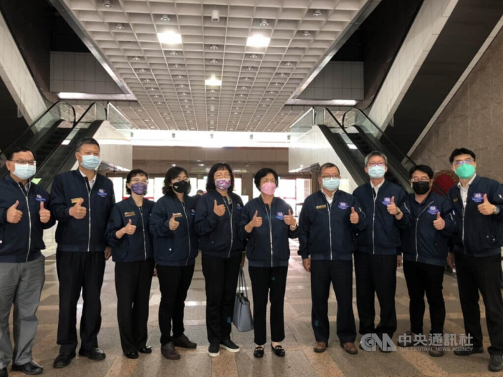 Changhua County Magistrate Wang Hui-mei (fifth right) leads a team to attend the Ministry of the Interior's review in Taipei Friday. CNA photo May 13, 2022