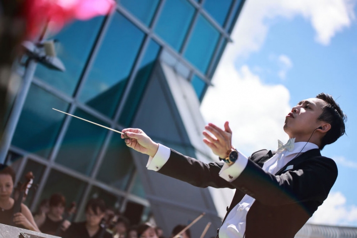 國立台灣交響樂團6月將在台中推出「宮崎駿的音樂世界」親子音樂會，由指揮家葉政德擔綱指揮，歡迎樂迷隨著音樂神遊動畫世界中的奇想與童趣。（國立台灣交響樂團提供）