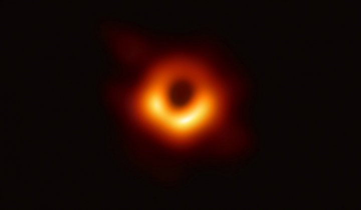 「事件視界望遠鏡（EHT）」計畫成功拍到人類史上首次的超大質量黑洞影像。（中研院提供）