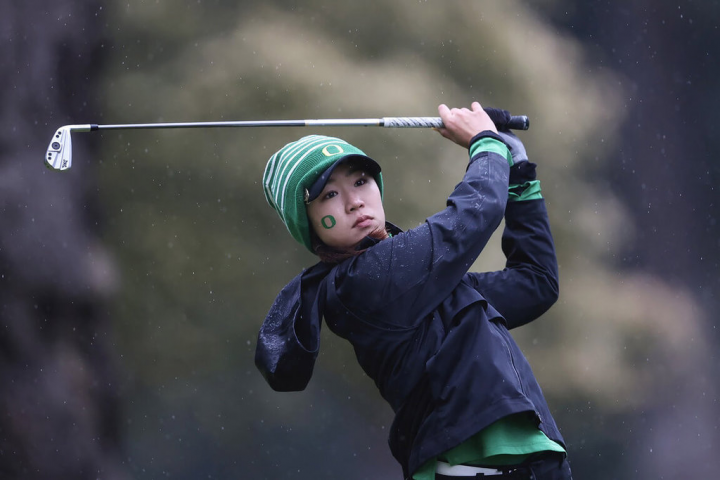 2022太平洋12校聯盟錦標賽4月18日到20日在俄勒岡大學進行，天空一度飄雨，台灣高球選手林子涵穿著俄勒岡大學的運動毛帽、臉上彩繪大學象徵字母Ｏ揮桿，最後與隊友刷新校史、拿下團體冠軍獎。（林子涵提供）
