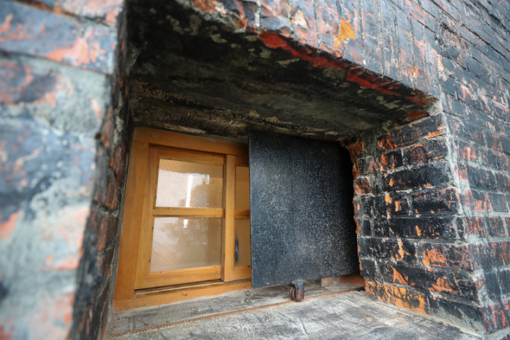 台北市市定古蹟「閻錫山故居」完成修復，紅磚屋外 牆厚達3尺，門窗處還有加厚鋼板，可作為防空洞使 用。