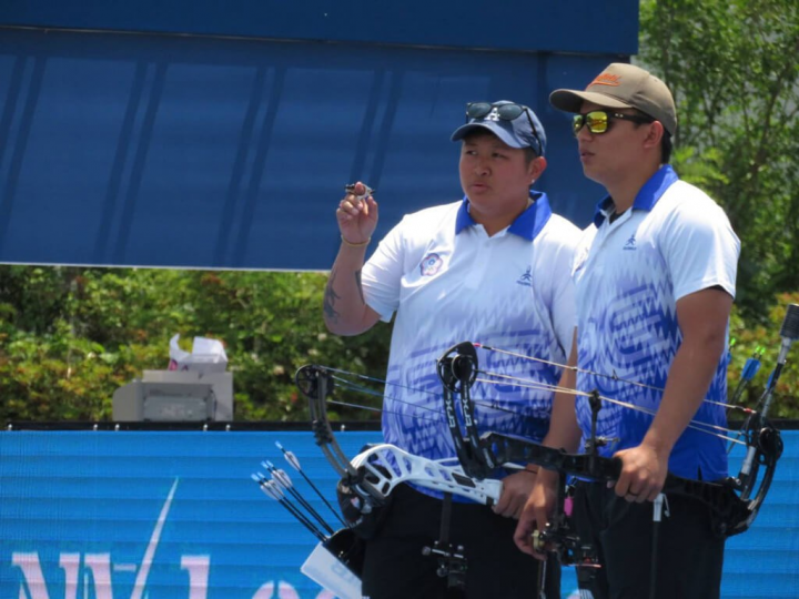 黃逸柔（左）和陳界綸（右）今年首次搭檔挑戰射箭世界盃複合弓混雙，在光州站順利拿下金牌。（射箭協會提供）