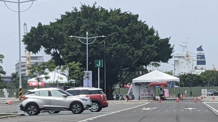 針對快篩陽性且有症狀兒童，高雄7日起在4處社區採檢站、9家醫院開設「小兒特診」，現場進行PCR採檢，並讓兒童接受醫生診療、評估是否住院。