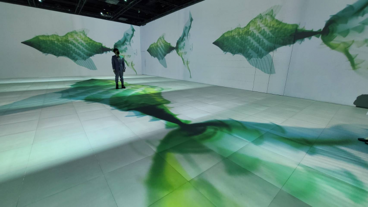 吳哲宇生成藝術個展，精選50件生成式演算作品，轉譯至五面高規格投影的沉浸空間双融域AMBI SPACE ONE，將現代藝術與沉浸式表演融合。