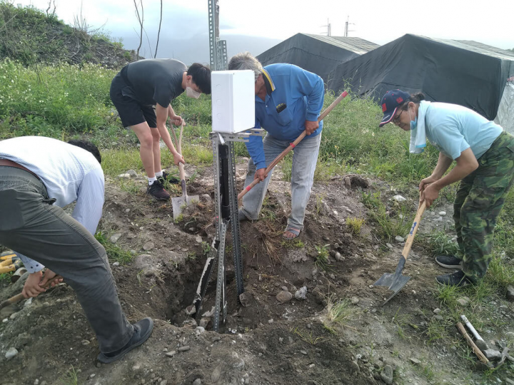 東華大學洄瀾共好USR計畫辦公室與能源科技中心師生攜手合作，加上中華電信網路分公司花蓮中心的協助，共同開發一套利用再生能源供電的紅外線電子圍籬防盜系統，將科技帶入田間，協助瓜農防盜。（東華大學提供）